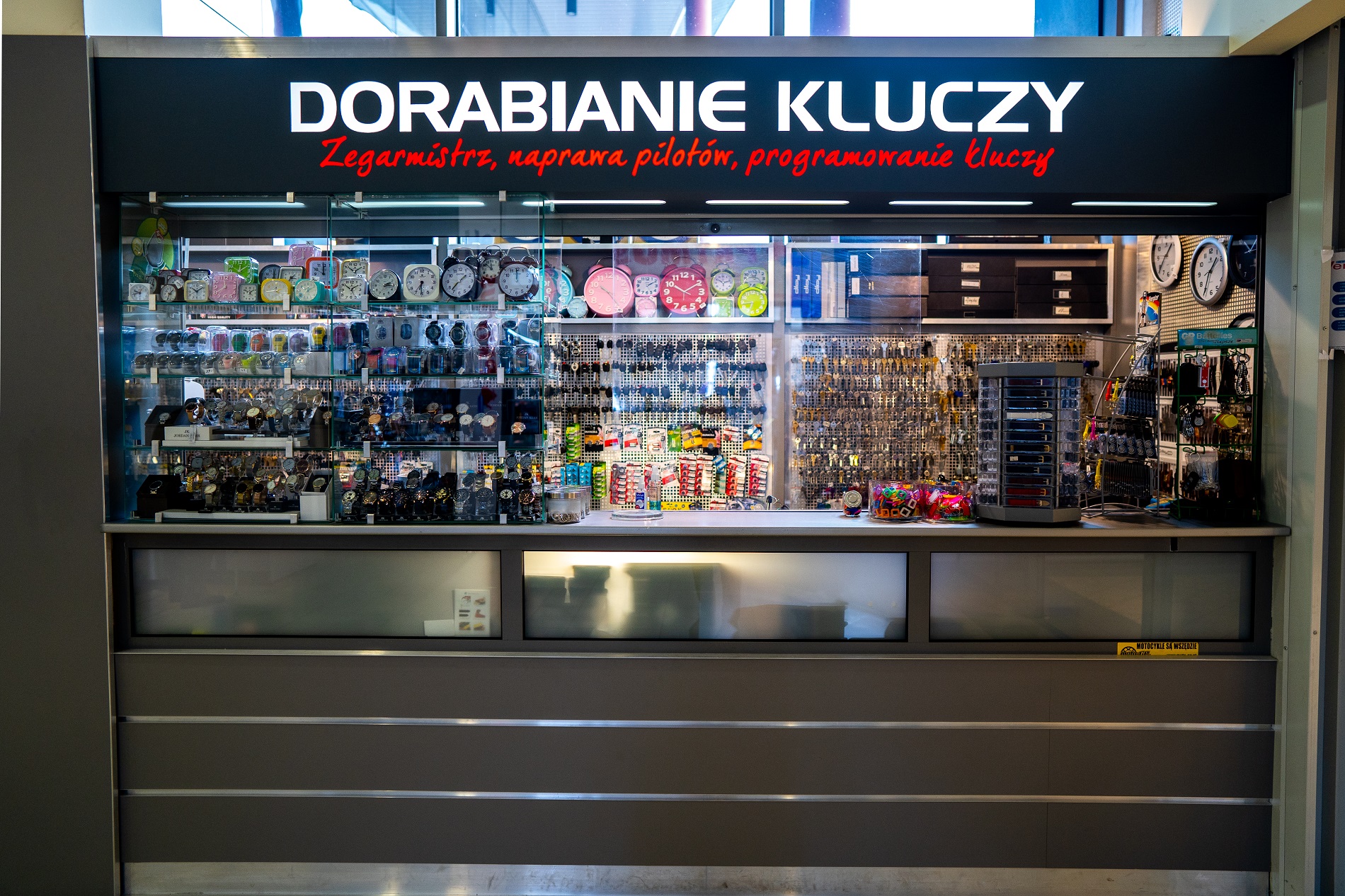 Punkt w Galerii Venus w Świdniku: grafitowa lada i podświetlony szyld Dorabianie Kluczy
